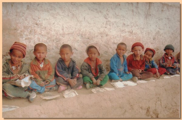 Die Kleinen von Pal Jangchub Gephelling vor ihren Tibetischfibeln.jpg