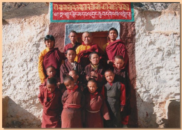 Die Klosterschueler von Pal Chang Chub Gephelling mit ihrem Lehrer.jpg