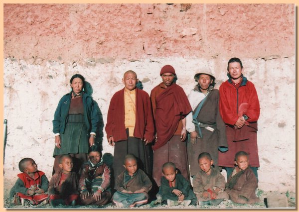 Die Trapas (Klosterschueler) und die Lehrer sowie zwei Eltern, ganz rechts Karma Dhondup .jpg