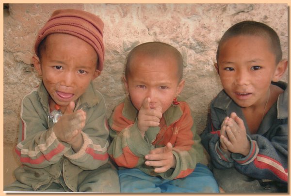 Die zukuenftigen Lamas der Yangtser Gompa.jpg