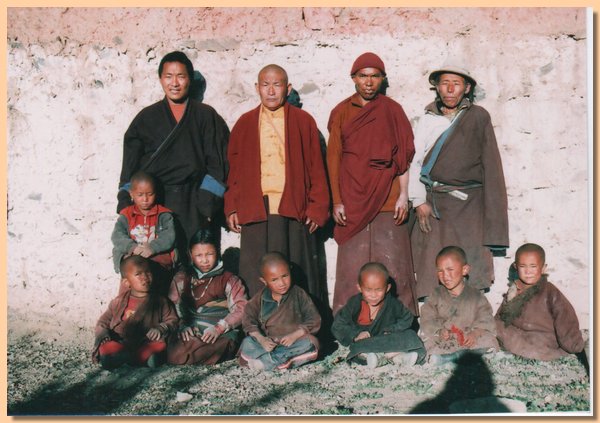 Klosterschueler mit Lehrern und Personen vom Dorf Nyisal.jpg