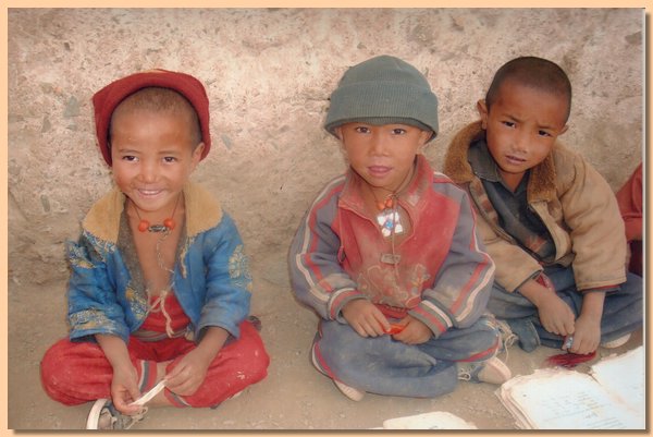 Schueler von Pal Jangchub Gephelling 2009 lesen Tibetisch.jpg
