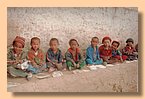 Die Kleinen von Pal Jangchub Gephelling vor ihren Tibetischfibeln.jpg
