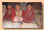 Die Schueler von Pal Jangtchub Gephelling sprechen tibetische Buchstaben aus.jpg