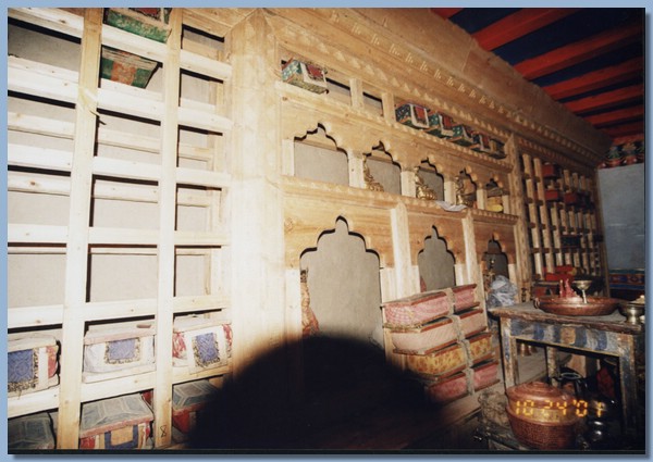 Das Innere der Gompa, Holzregalwand für den Kanjur.jpg