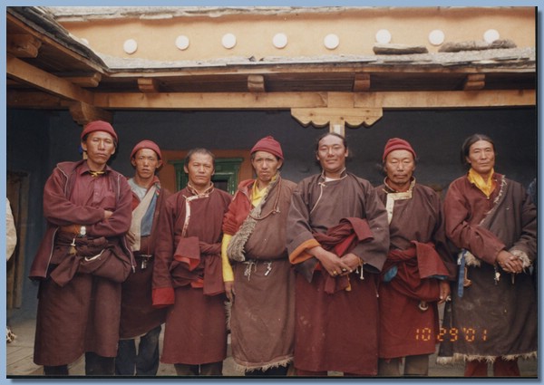 Die Mitglieder des Verwaltungsrats des Menkhang in Saldang.jpg