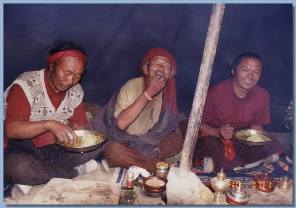 Dolpopas essen mit den Fingern außer dem feinen Herrn Nyima Lama, der öfters in Taiwan weil.jpg
