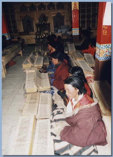 Lesen der heiligen Schriften im Lhakhang der Gompa.jpg
