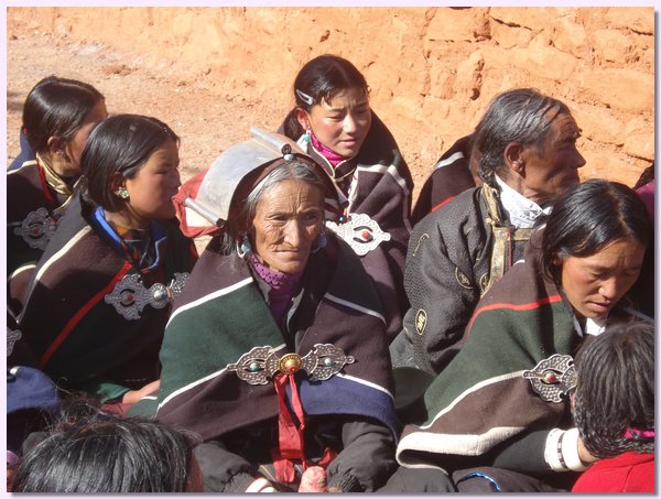 Frauen in Festtagskleidung beim Tsechufest.JPG