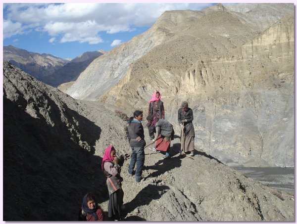 Keine leichte Sache, einen neuen Weg im Steilgelaende anzulegen.JPG
