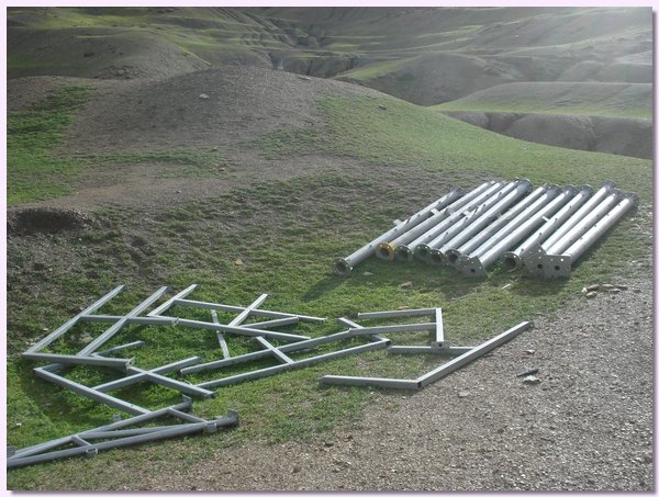 Stuetzstreben fuer einen Sendemasten der Hello Nepal Telecom Pvt. Ltd.JPG