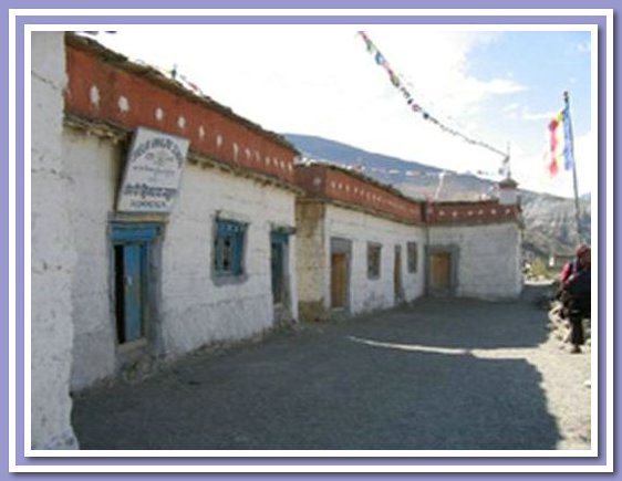Die Shelri Himalaya School von vorne.jpg