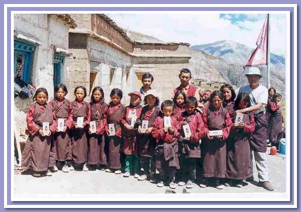 Eine Klasse mit Lehrern vor der Shelri Himalaya School.jpg