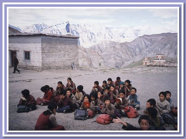 Schulkinder beim Unterricht vor der neuen Schule.jpg