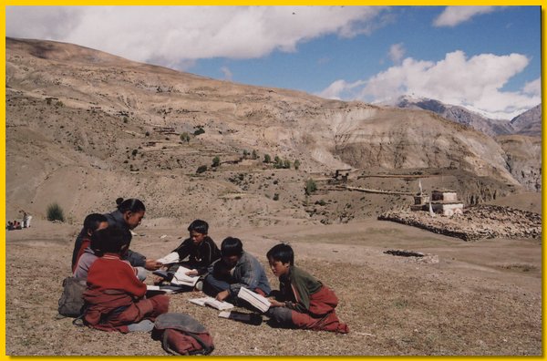 Schueler der vierten Klasse erhalten Englischunterricht von Tashi Dorje.jpg