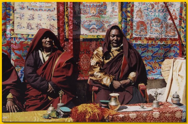 Takla Tsewang und Tenzin Chokyap Rinpoche waehrend der Gebetszeremonie.jpg