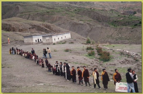 Der ehrw. Tulku Sherab Sangpo Rinpoche wird von der Belegschaft der Shelri Drukdra Lower Secondary School im September willkommen geheissen.jpg