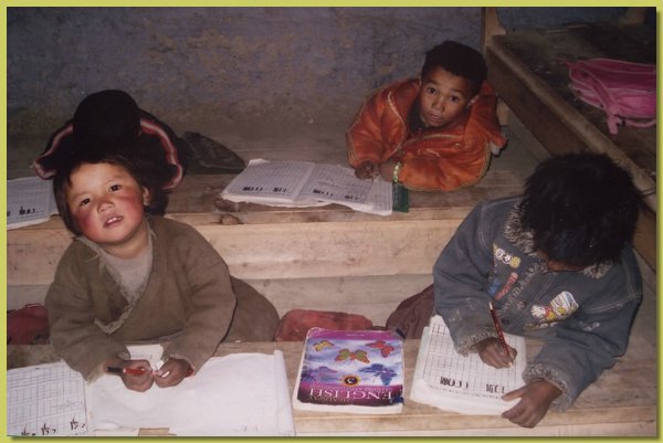 Kinder der Vorschulklasse lernen tibetische Buchstaben schreiben .jpg
