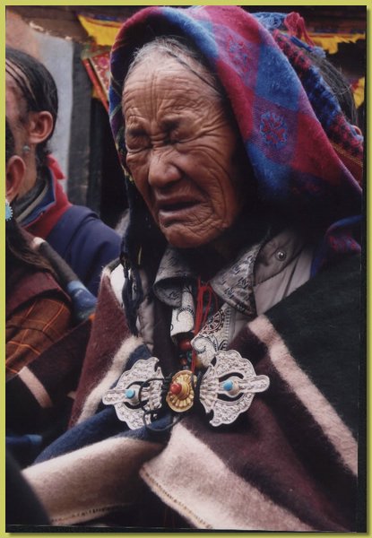 Mola Sonam Choekyi, eine Anhaengerin von Tulku Sherab Sangpo schliesst ehrfuerchtig die Augen.jpg
