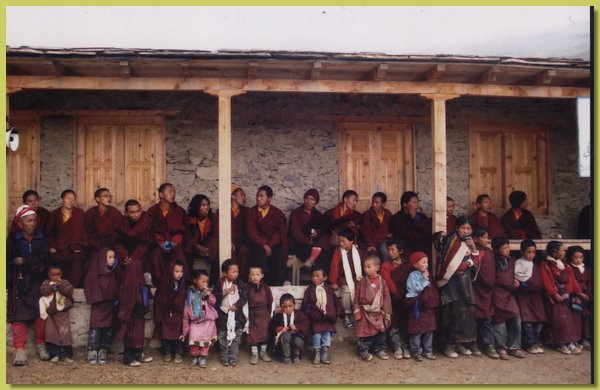 Schueler der Shelri-Lower-Secondary School mit Moenchen und Nonnen des Klostes Namdroling in Bylakuppe.jpg