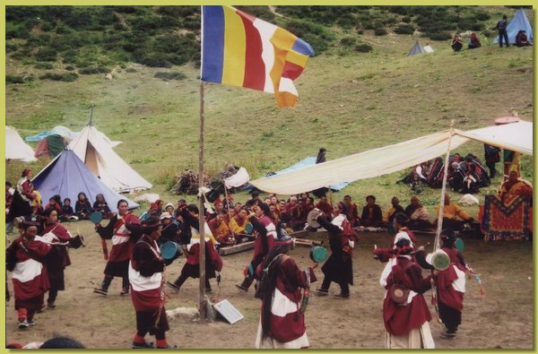 Tanz der Lamas bei der Shelri Sumdo Gompa waehrend des Besuchs von Tulku Sherab Sanpo Rinpoche.jpg