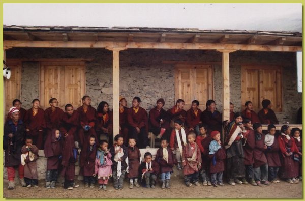 Tulku Sherab Sangpo Rinpoche und die Moenche von Namdroling mit den Schulkindern vor dem neuen Schulhaus in Saldang.jpg