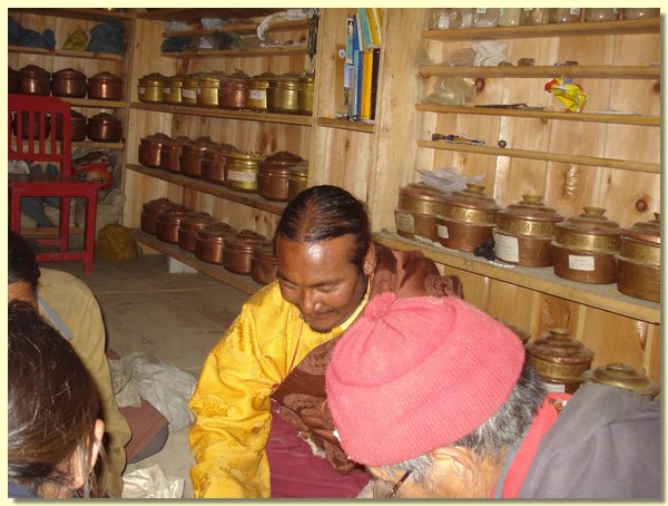 Die Amchi-Apotheke neben der Gompa, Lama Tsewang Dorje gibt tibetische Arznei aus.JPG