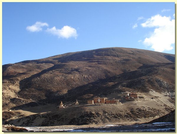 Die Shey Gompa ist ein bekannter Pilgerort im Oberen Dolpo.JPG