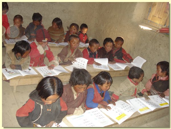 Die eifrigen Schueler der Vorschulklasse bueffeln tibetische Buchstaben.JPG