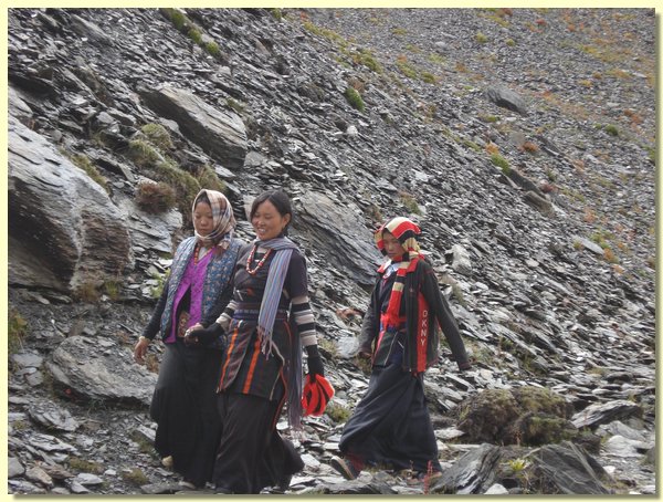 Frauen umrunden den heiligen Berg Shey.JPG