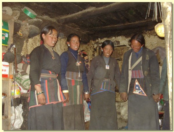 Frauen von Saldang in ihrer typischen Kleidung.JPG