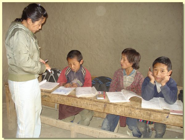 Lehrerin Lhakpa mit Schuelern der 4. Klasse.JPG