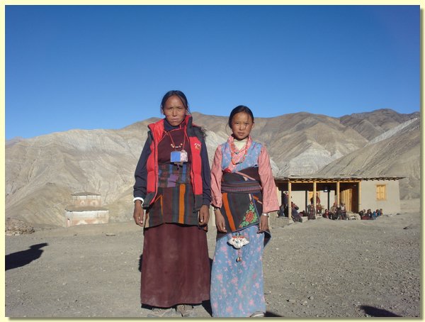 Pema Bhuti mit ihrer Mutter.JPG