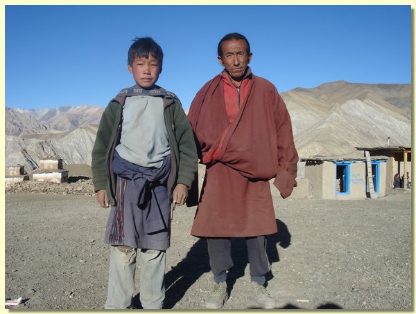 Pema Wangchuk mit seinem Vater.JPG