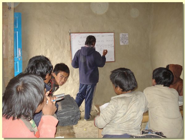 Suraj Adhikari lehrt die Sechstklaessler.JPG