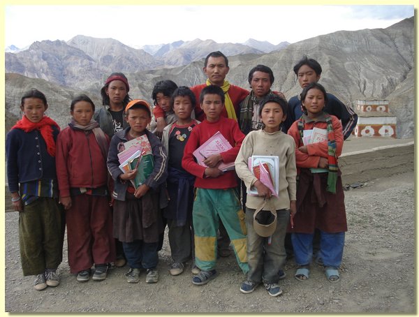 Tashi Dhondup mit Schuelern der 6. Klasse.JPG