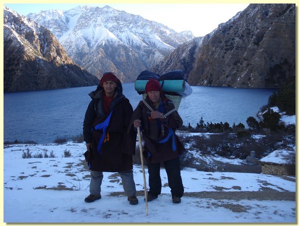 Tashi Dhondup und Tenzin Choekyapa am Poksumdo See.JPG