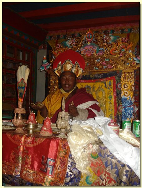 Tulku Tsewang Dorje im Zeremonialgewand.JPG