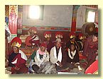 Die Dorfaeltesten und Lamas sitzen im Inneren der Gompa.JPG