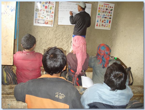 Gyanu Gurung gibt der 4. Klasse Nepali-Unterricht.JPG