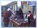 Tashi Dhondup erhaelt aus Nyima Lamas Haenden eine Khatag ueberreicht.JPG