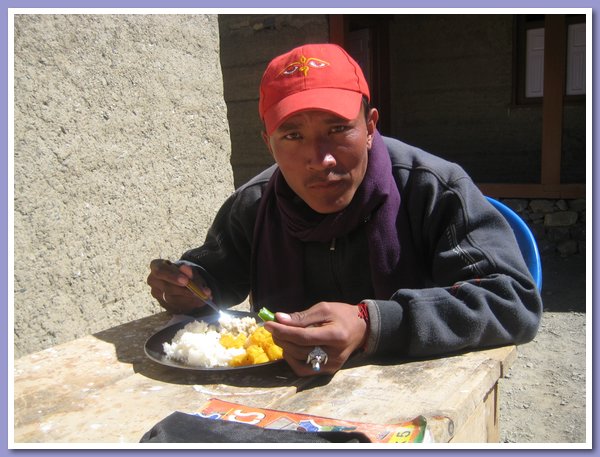 Pema Thinley, selbst ein ehemaliger Schueler, lehrt jetzt Tibetisch an der Schule.JPG