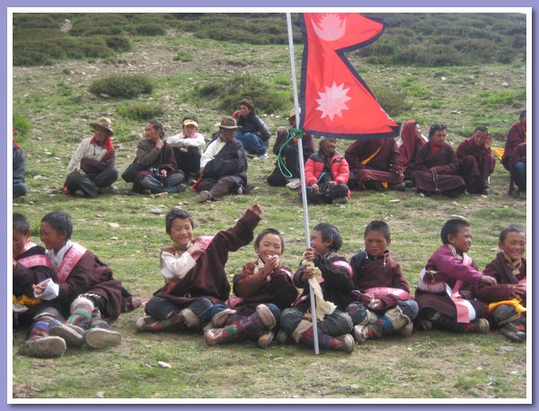 Schueler und Dorfbewohner aus Saldang mit der nepalischen Flagge.JPG