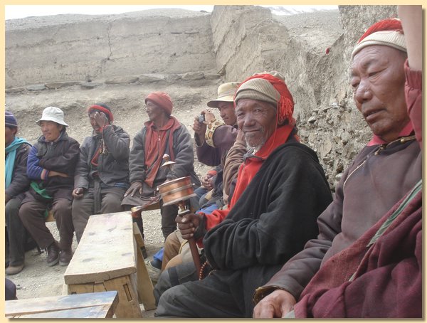 Die aelteren Buerger des Ortes schauen den Taenzen zu.JPG