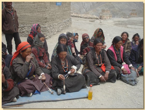 Einige der zuschauenden Frauen spinnen Wolle.JPG