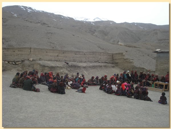 Eltern, Dorfbuerger und Schueler am Abschlusstag.JPG