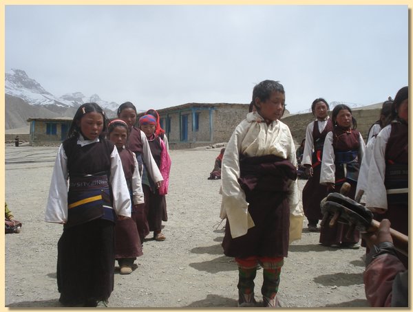 Schueler fuehren einen Tanz auf.JPG