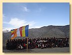 Gruppenphoto mit buddhistischer Flagge.JPG