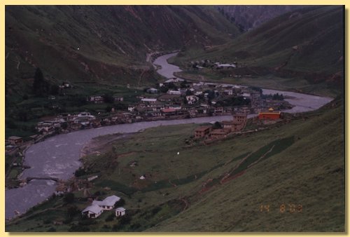 Die Distrikthauptstadt Dolpos Dunai, der Flu Bheri Khola, rechts am Hang das DBSC.jpg
