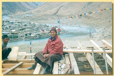 Khenpo Menlha Phuntsok auf der Baustelle, Sommer 2003, im Hintergrund Dunai.jpg
